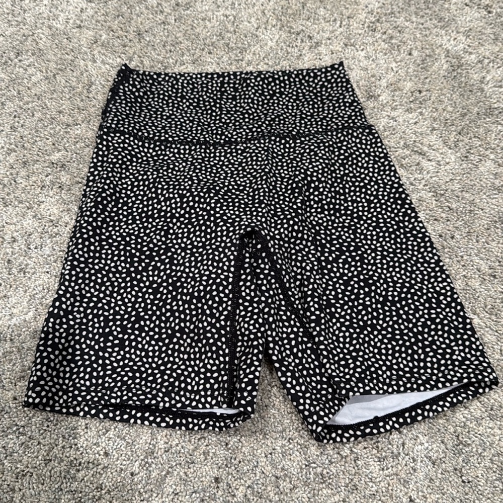 High waisted 6” biker shorts. Size small